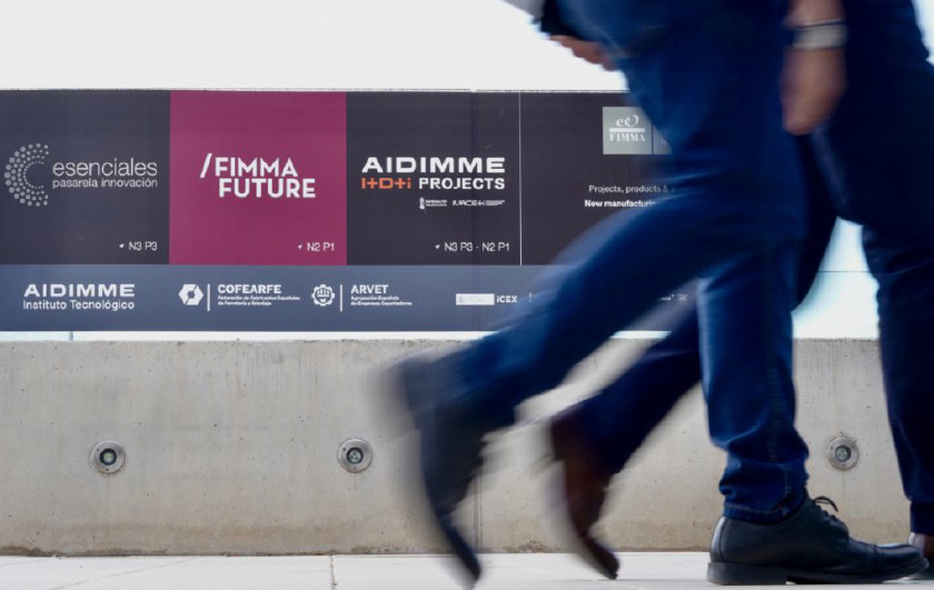 Banda gráfica exterior de FIMMA Future y AIDIMME con viandantes en movimiento