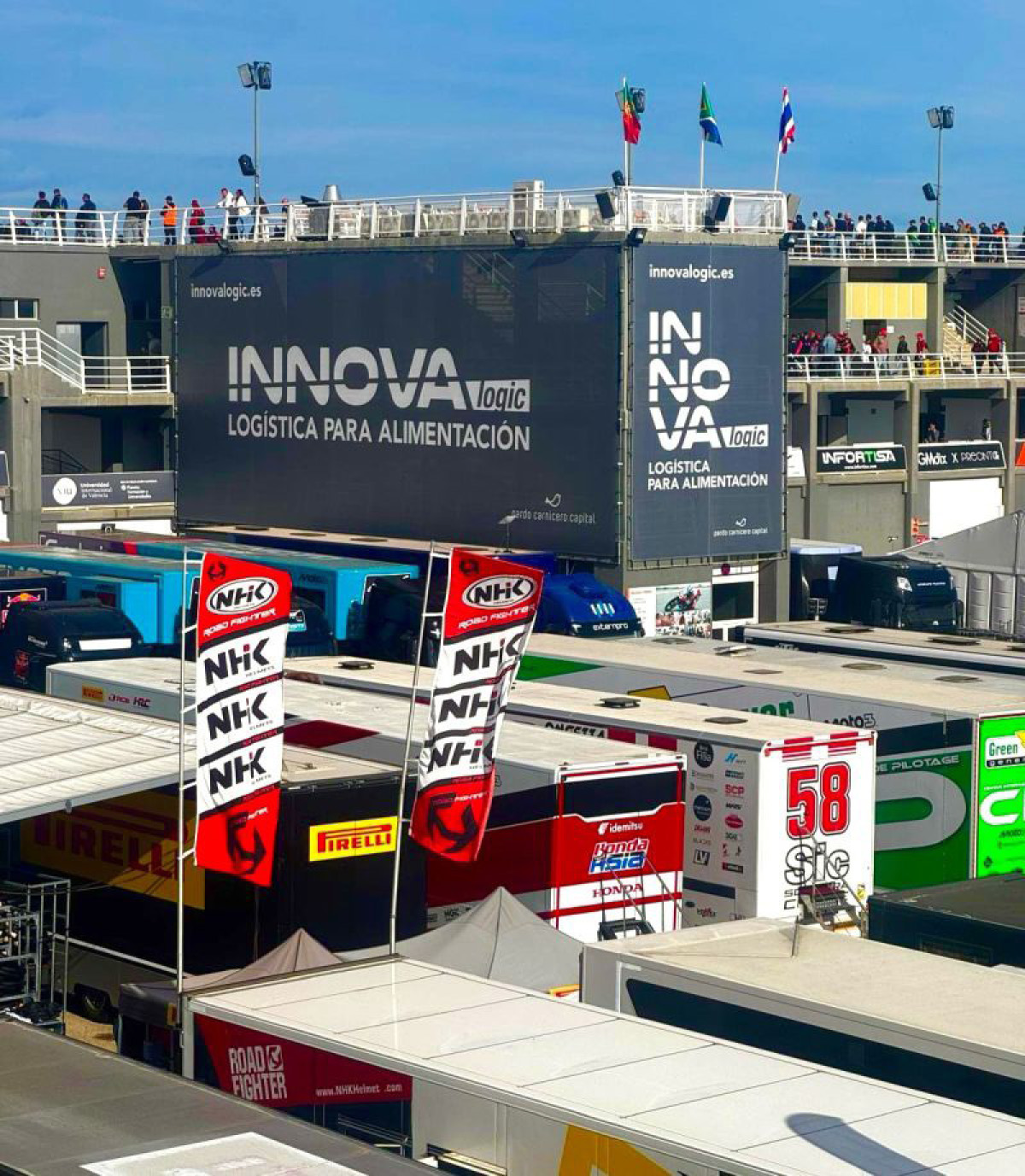 Lonas de gran formato de Innovalogic en el circuito, logística para alimentación