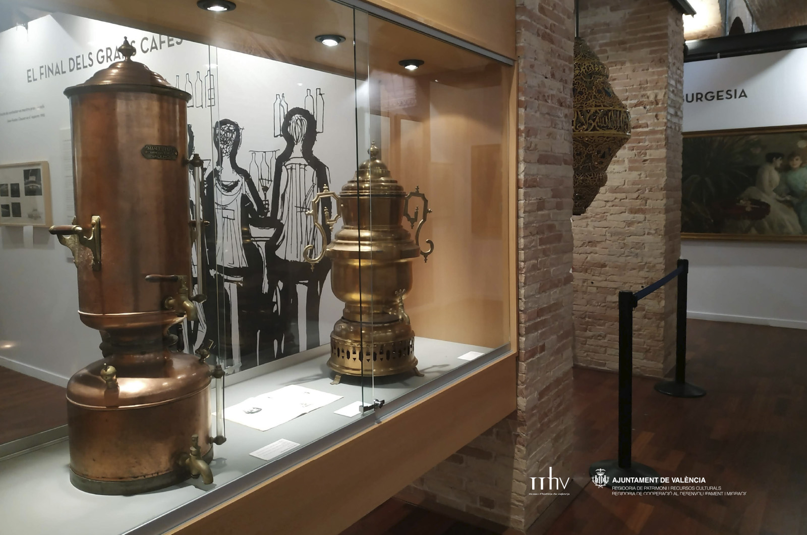 Vitrina expositiva del Museu d'Història de València con gráfica aplicada a muro